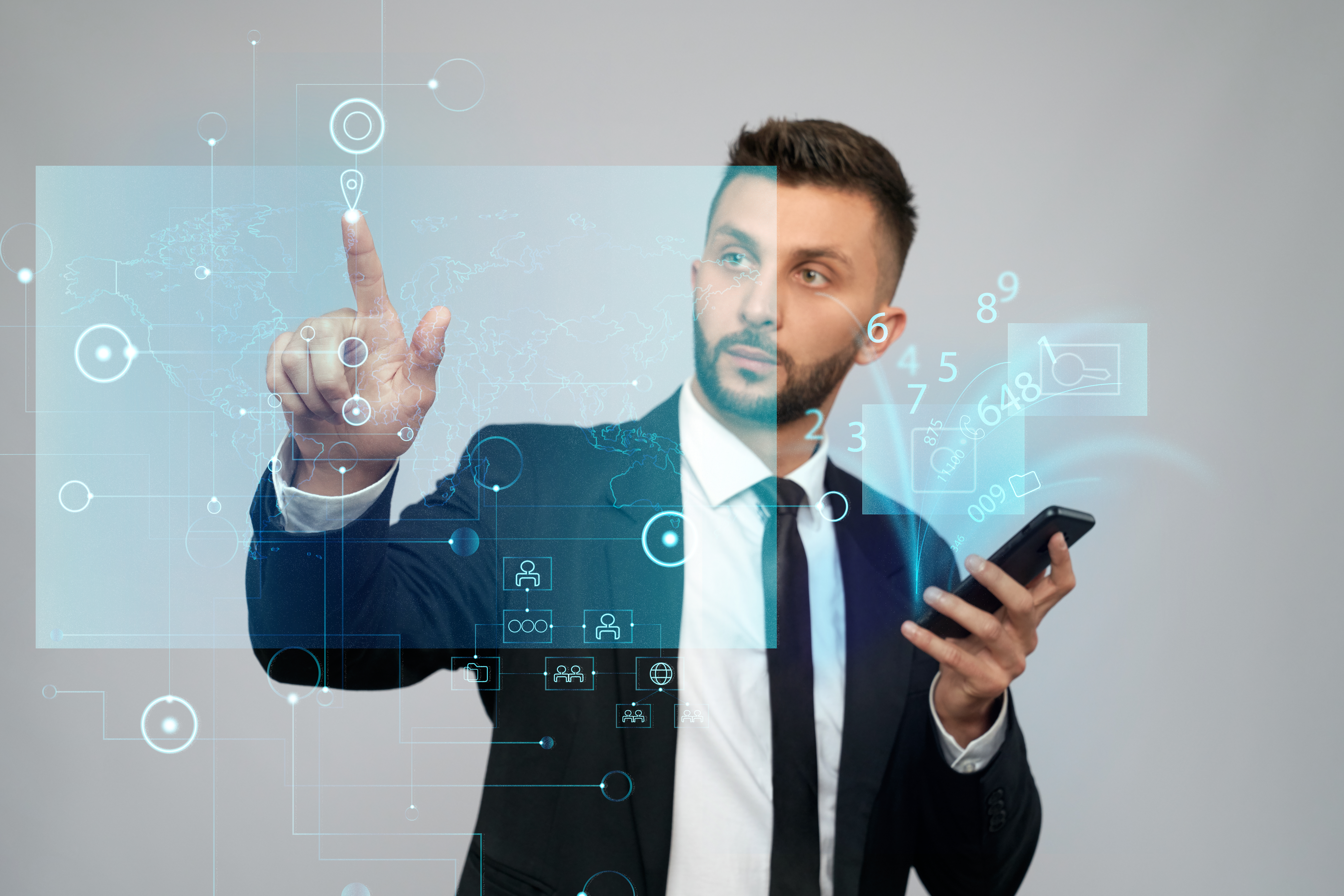 Ejecutivo interactuando con pantalla virtual